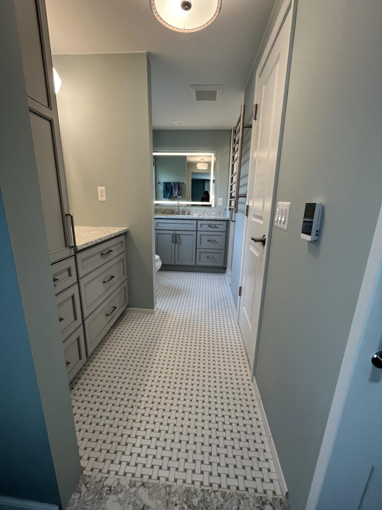 Plymouth master bathroom - entryway